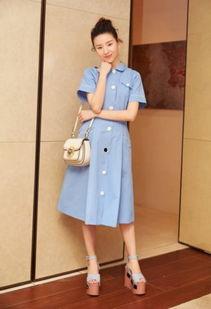 明星天蓝色连衣裙